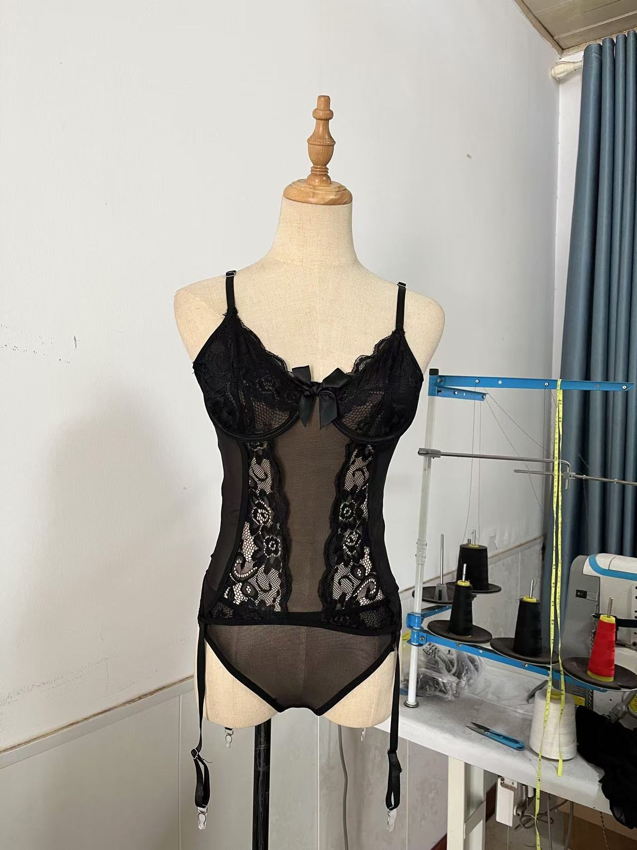 Sexy lingeriesæt til kvinder med body og strømper_voghion.com