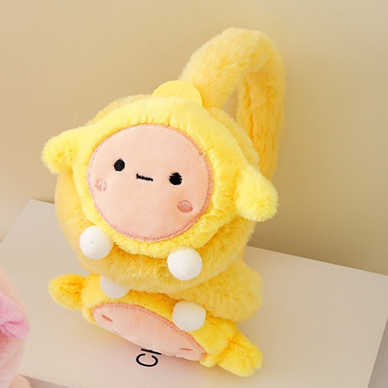 冬の日本のアニメのぬいぐるみの耳カバーの子供は耳を大切にします。|undefined