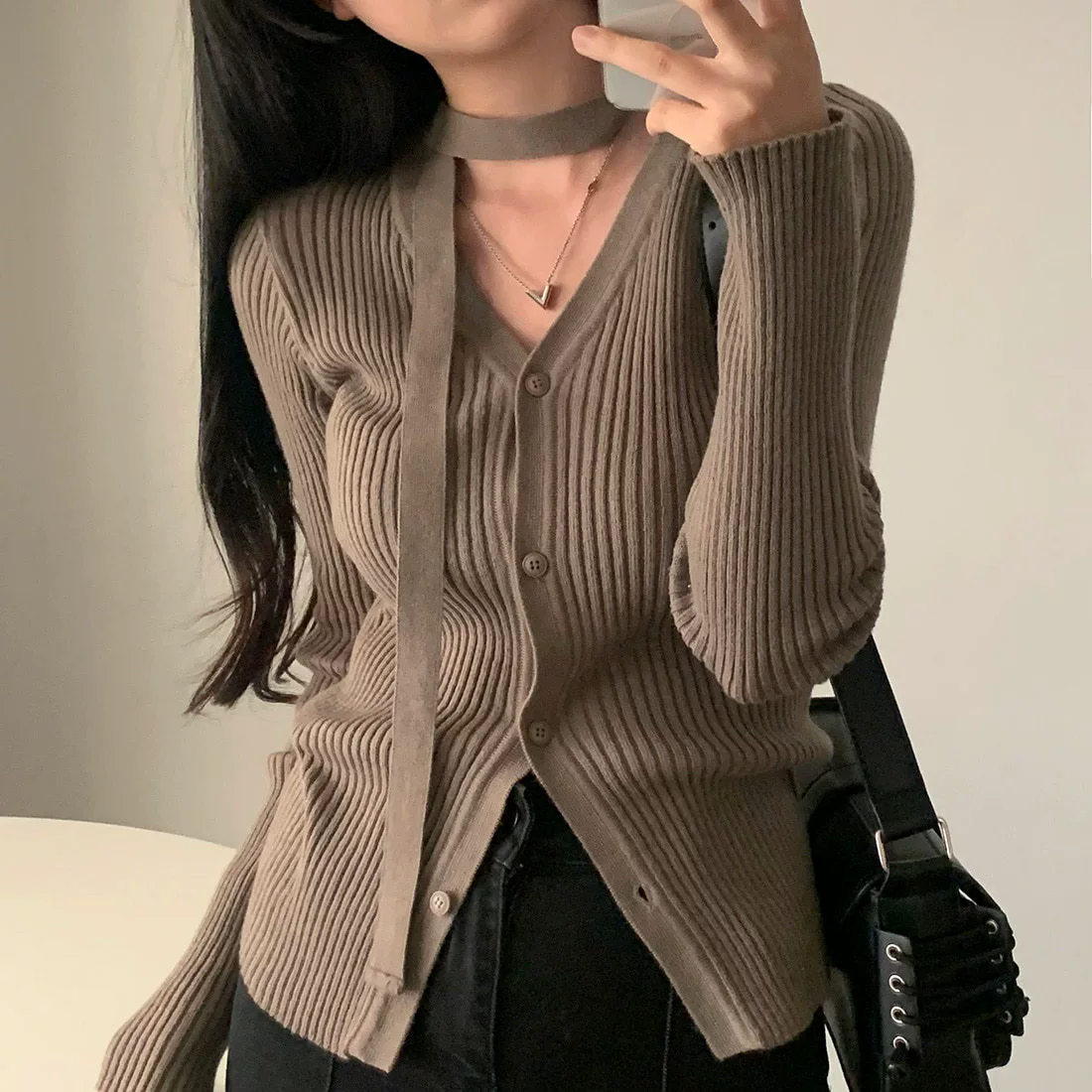 Южная Корея 2024 ранней весны новый французский однобортный свитер с V-образным вырезом и длинными рукавами, женский тонкий стройнящий топ на бретельках