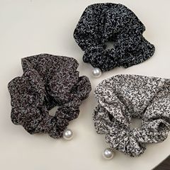清新な黒地の小さい花の真珠のペンダントの輪のデザイン感があります。