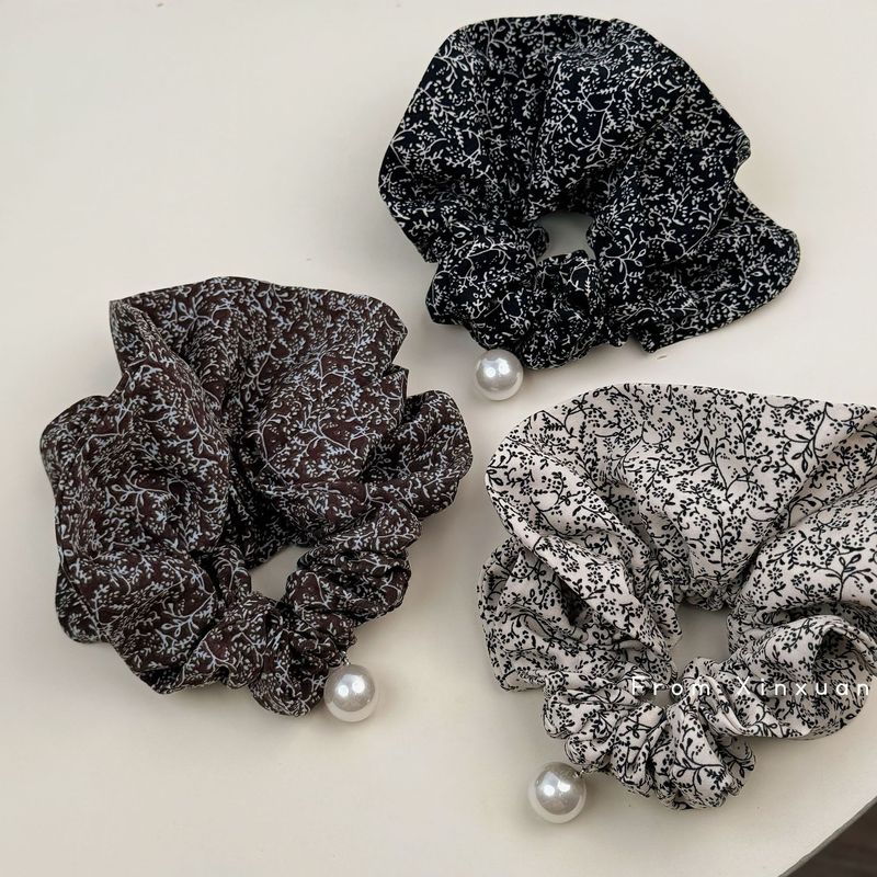 清新な黒地の小さい花の真珠のペンダントの輪のデザイン感があります。|undefined
