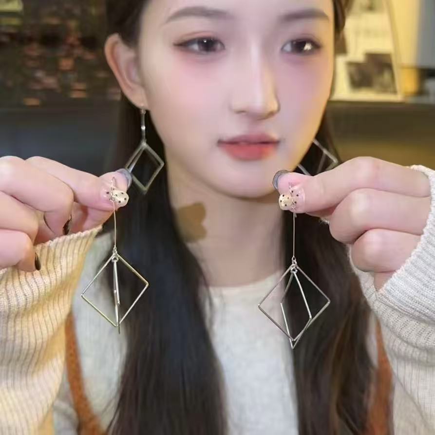 Minimalist European and American Geometric Double Rhombus Pendant Earrings for Women, Unique Versatile Temperament Earrings That Make the Face Look Slimmer