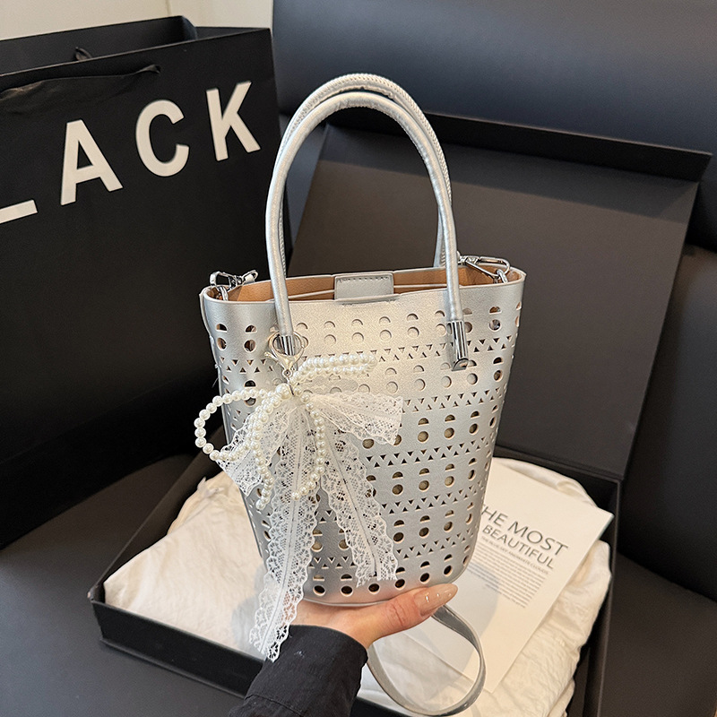 Bolso de cubo de diseño de nicho 2025 nuevo bolso de hombro con agujero hueco bolso de mensajero con lazo de estilo occidental mujer