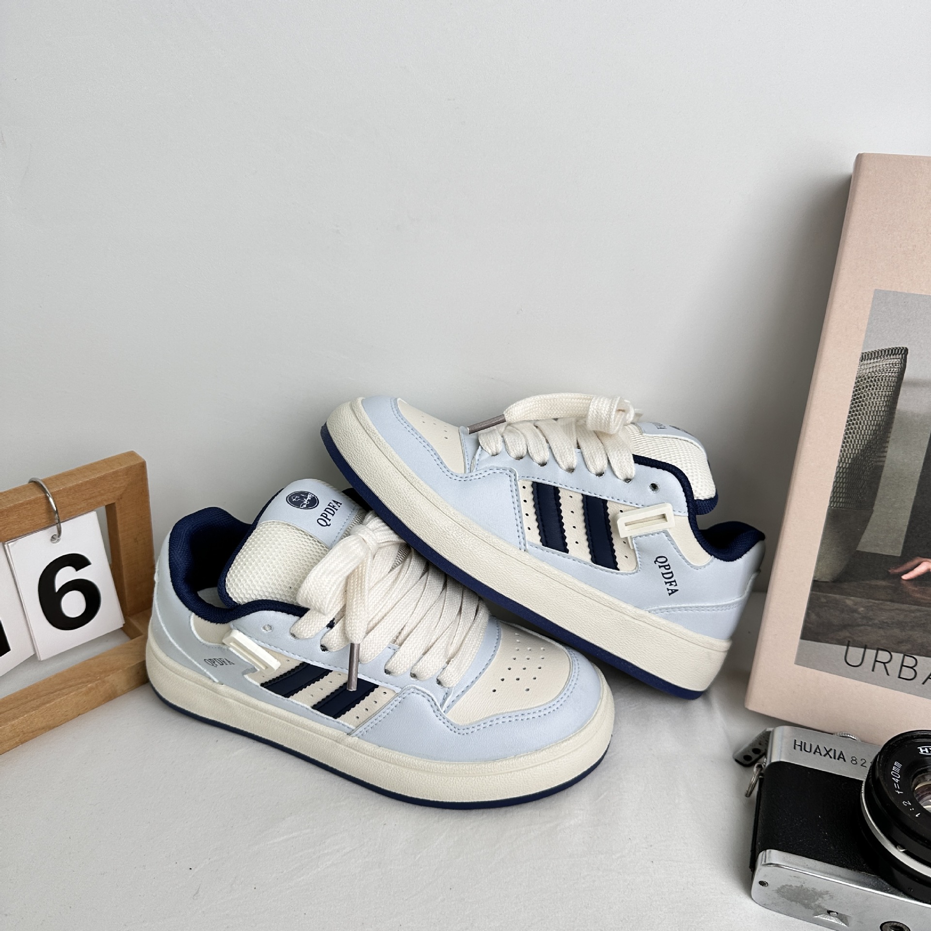 Yuanbo 2025 primavera nuevos zapatos de deporte para estudiantes, zapatos blancos de tendencia de todo fósforo para mujeres, zapatos de lona deportivos casuales coreanos, en nombre del cabello