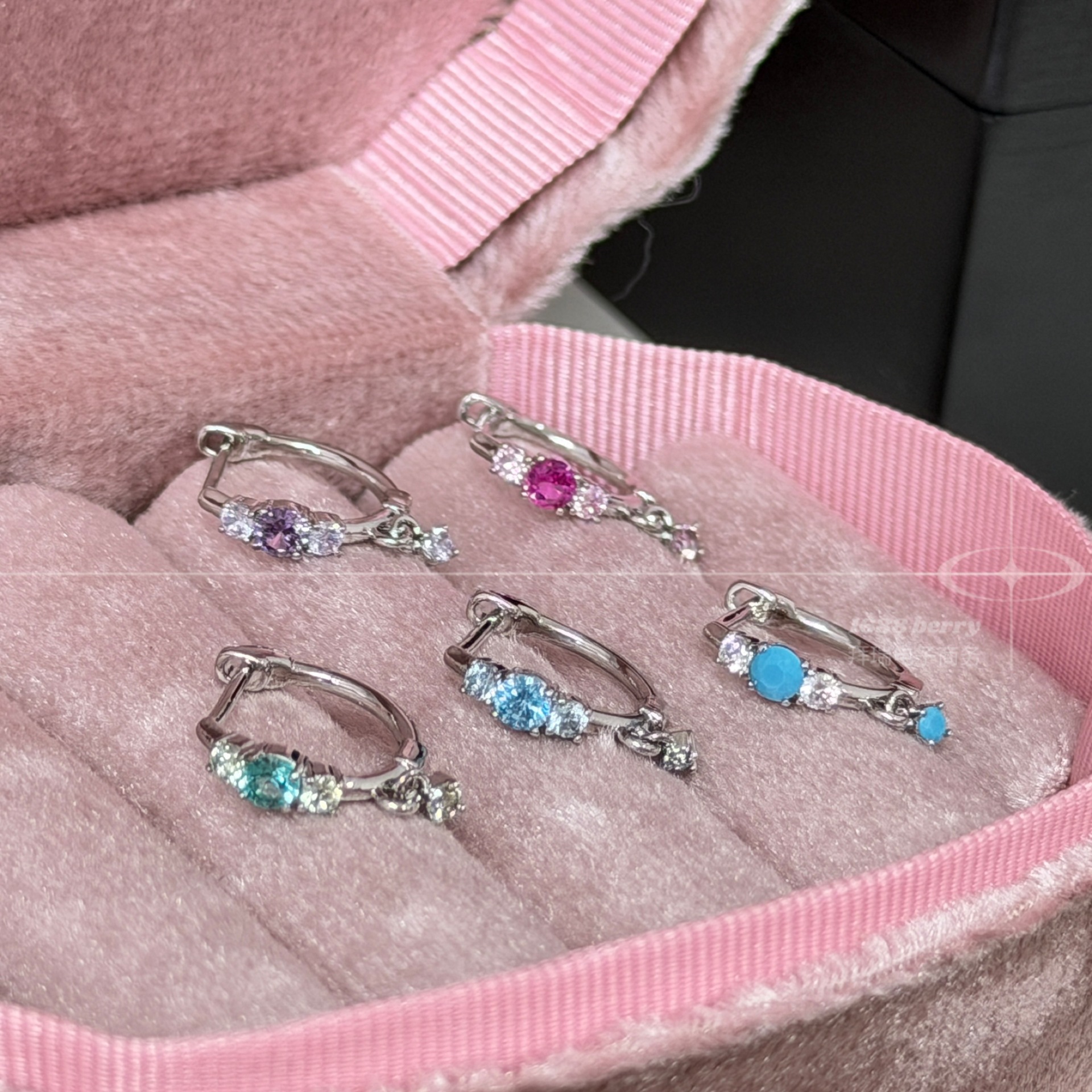 Basic commuter-style gradient round cubic zirconia teardrop pendant, straight-pin earrings, small and delicate, versatile, suitable for young women, piercing earrings