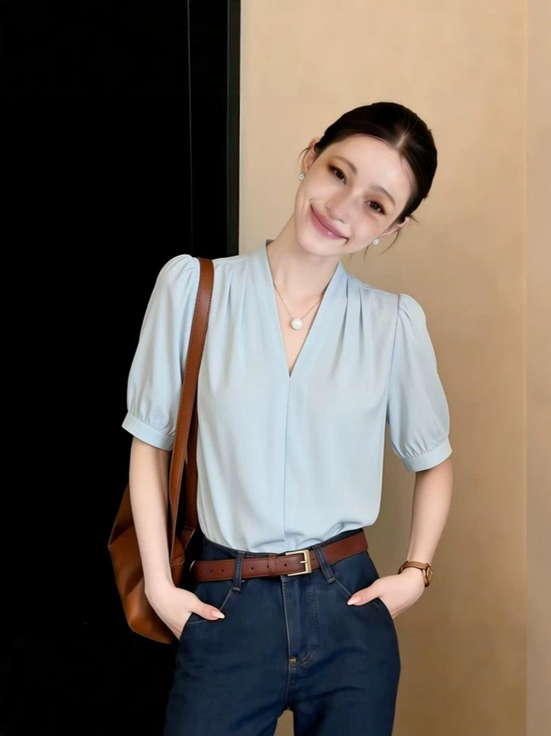 Áo sơ mi ngắn tay nữ satin dáng suông, chất liệu satin mềm mại, kiểu Pháp thanh lịch — màu xanh nhạt