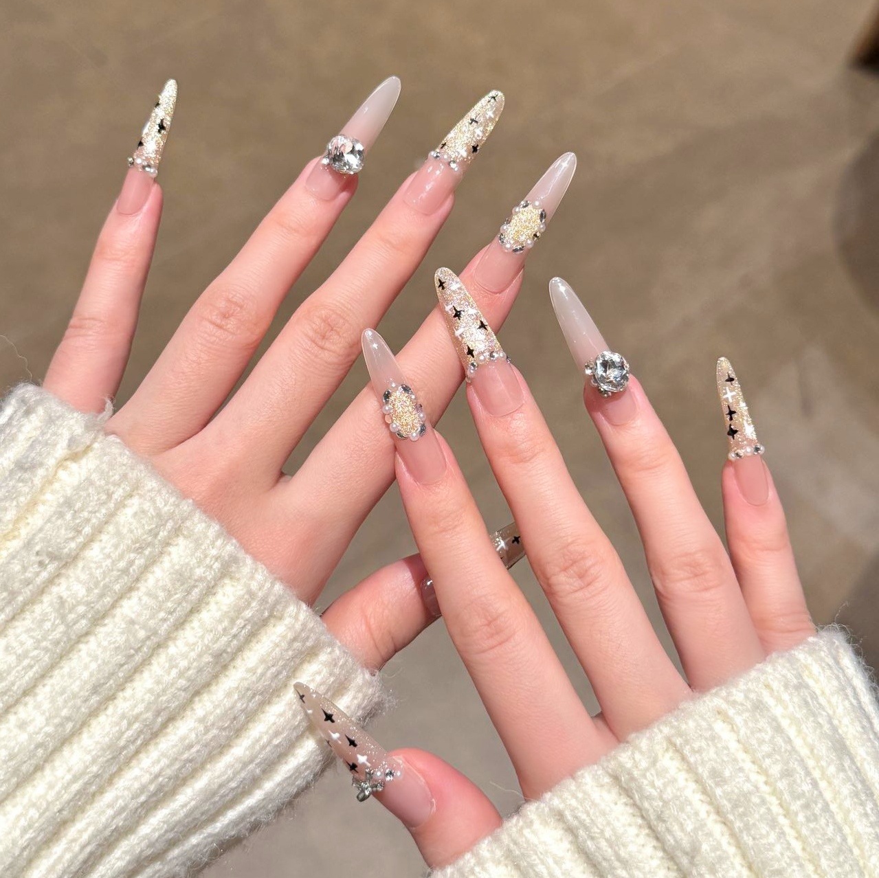 Uña de vestir piezas de uñas al por mayor otoño y invierno nuevo estilo de fragancia pura mano de uñas falsas productos terminados perro fino 4.0 largo