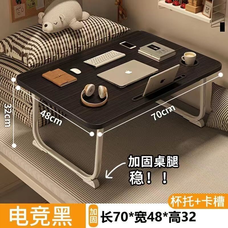 ベッドの上の小さい机のノートパソコンの机の上で折り畳みます。|undefined