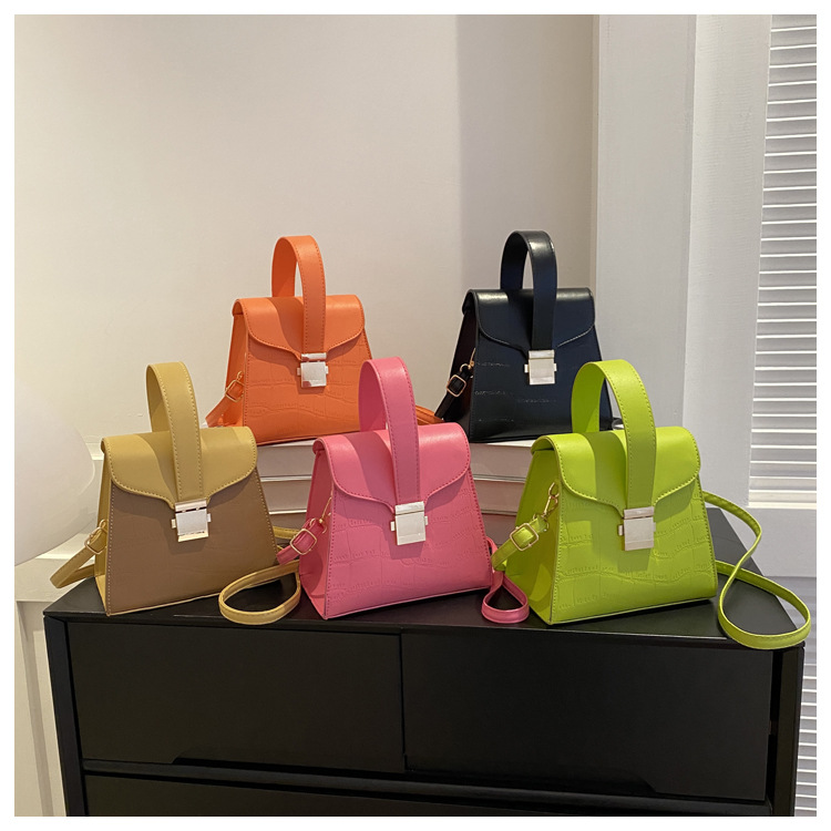 Femmes Moyen Faux Cuir Couleur Unie Style Classique Couvercle Rabattable Sac Bandoulière display picture 14