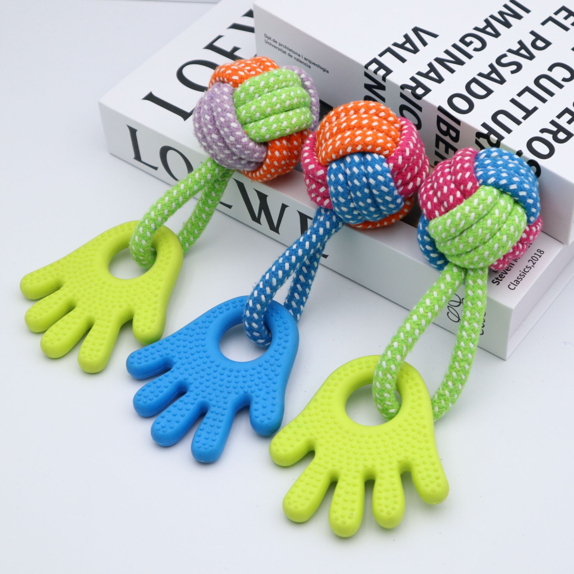 손바닥에 매달린 삼색 공