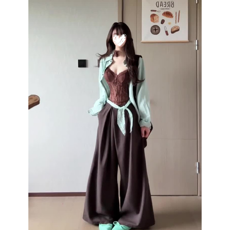 Mint green long-sleeved shirt with straps, paired with brown lace camisole and drapey coffee-colored wide-leg pants, a sweet and spicy three-piece set