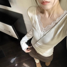 蕾丝拼接磨毛德绒长袖T恤女秋冬V领修身纯欲风内搭加绒打底衫上衣