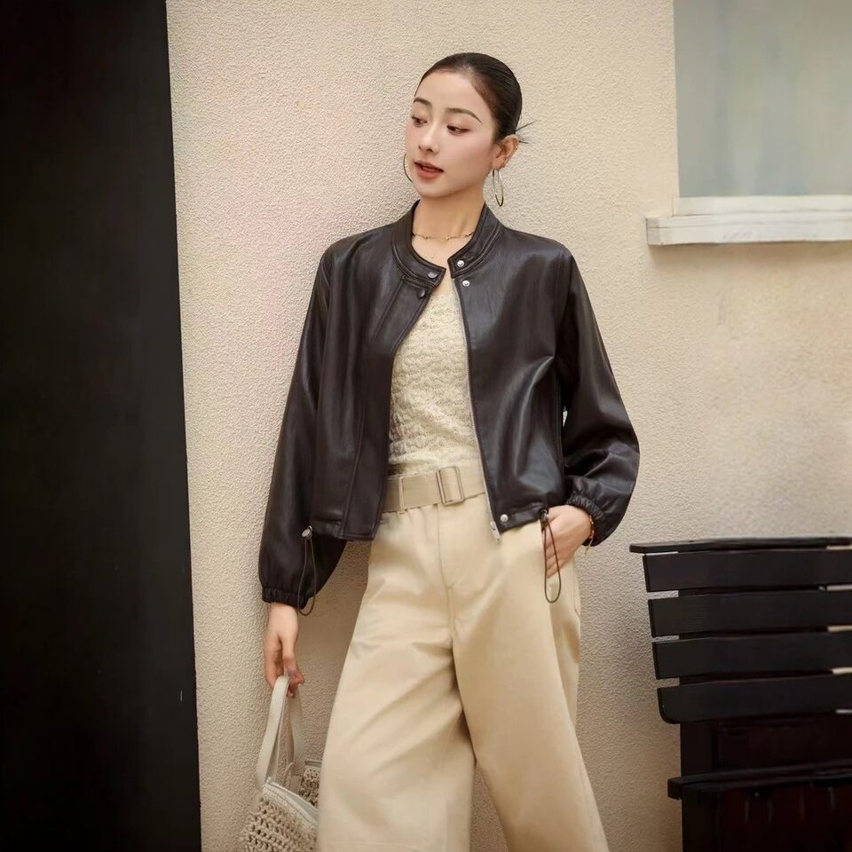 Áo khoác da nữ dáng ngắn cổ đứng, phối nút, lót lông, chất liệu PU dày — Lông cừu đen, Màu cà phê với fleece chi tiết 4