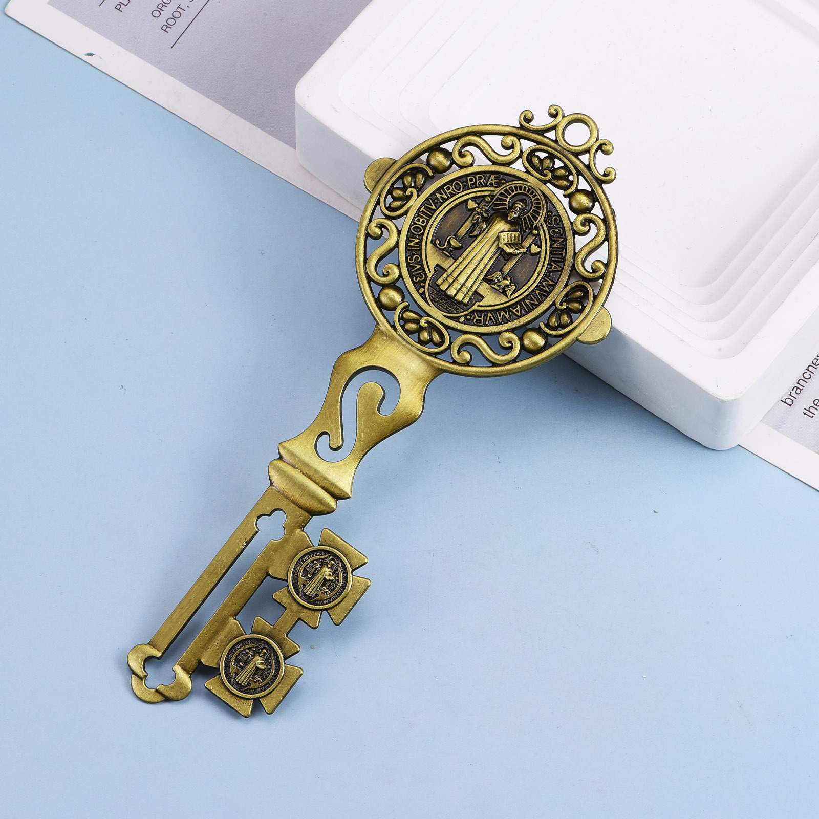 Colgante en forma de llave grande de San Benito de aleación transfronteriza