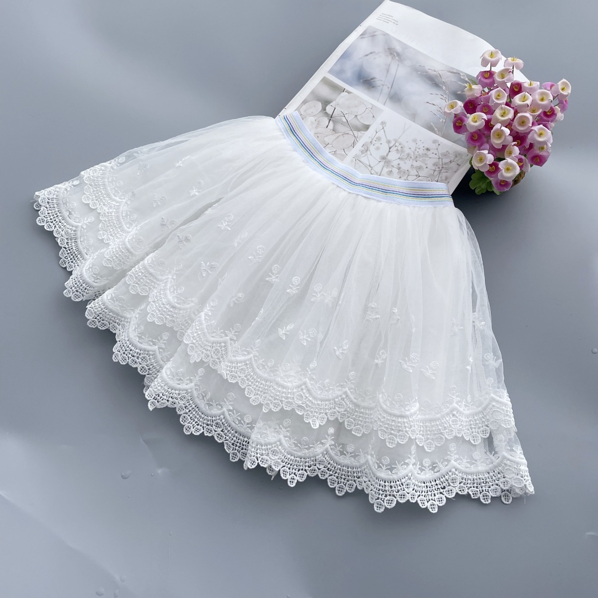 2023 Girls' White Lace Short Skirt Children's Fashion Versatile Net Puff Skirt Baby Floral Hem Skirt