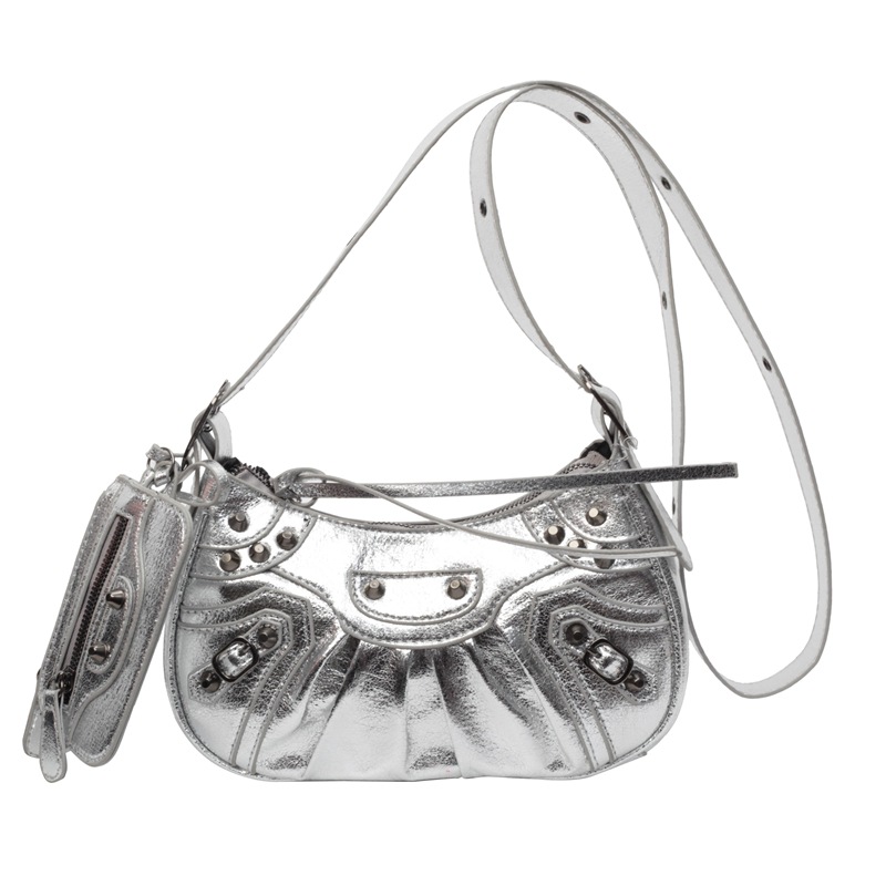 Bolso nuevo para la axila para mujer 2024 transfronterizo, plisado, media luna, bolso de hombro para mujer, remaches retro europeos/americanos, bolso de motero con estilo occidental image 8