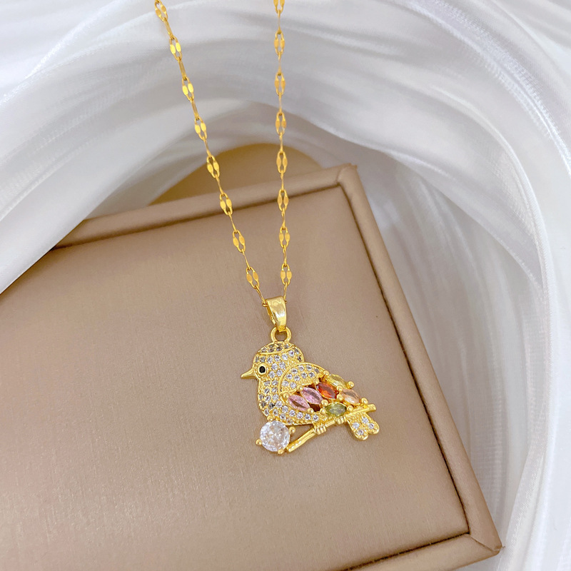 Collana con ciondolo a forma di uccello e zirconi oro_voghion.com
