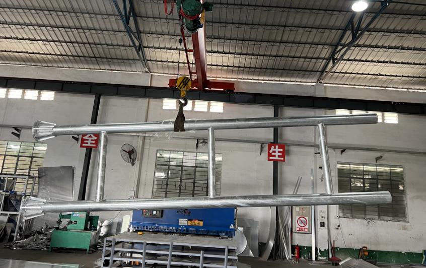 粤盾生产厂家 圆杆八角杆黑管镀锌  双悬臂杆 F杆L杆 交通立柱/杆