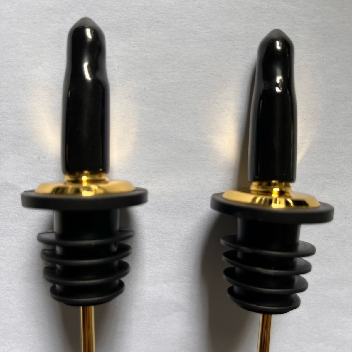 검은 모자를 쓴 매력적인 와인 마개 골드