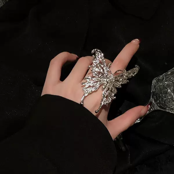 Large Butterfly Exaggerated Ring for Women, Fashionable and Unique Niche Design with a High-End Minimalist Style, Decorative and Unique Accessory