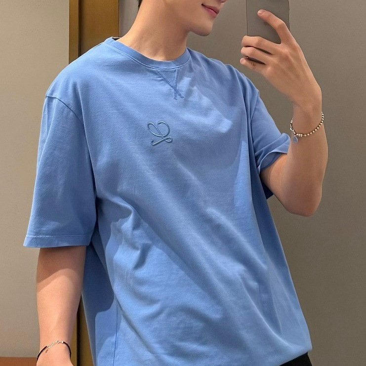 In-Stock High-End Version of Luo's Brand, New Autumn Collection, Embroidered Micro-Logo on the Chest with Printed Design, Round Neck, Short Sleeves, Unisex In-Stock High-End Version of Luo's Brand, New Autumn Collection, Embroidered Micro-Logo on the Chest with Printed Design, Round Neck, Short Sleeves, Unisex