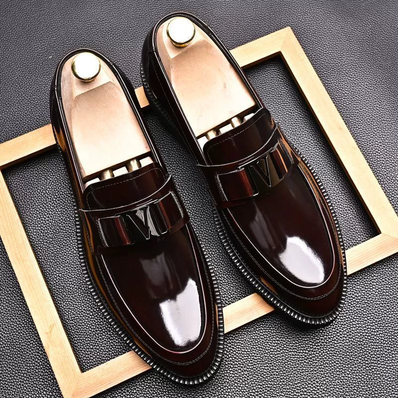 Британская натуральная кожа Глянцевая деловая повседневная кожаная обувь без шнуровки с металлической пряжкой маленький круглый носок легкие лоферы для джентльмена на платформе