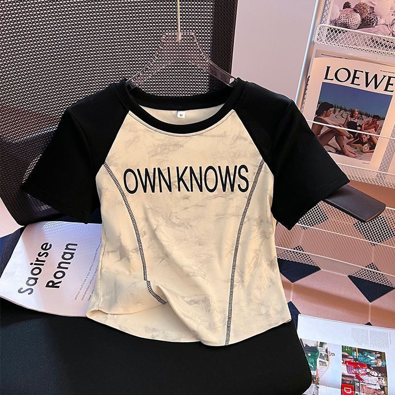 Camiseta de manga corta con sentido de diseño decorativo de línea brillante de color de contraste americano para mujer verano 2024 nuevo estilo suelto y delgado top de talla grande