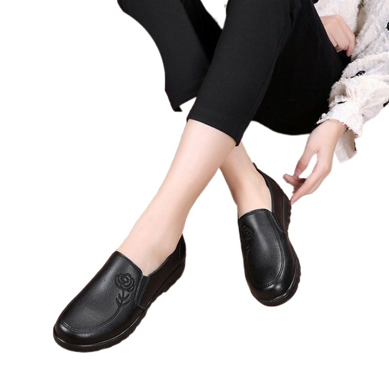 어머니 신발 여성의 봄과 가을 미끄럼 방지 부드러운 바닥 평면 중년 및 노인을위한 편안한 가죽 신발