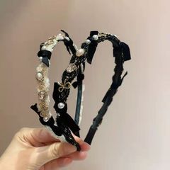 New trendy black pearl hair clip with zirconia and velvet, retro hair accessory, versatile and elegant, suitable for outdoor wear.