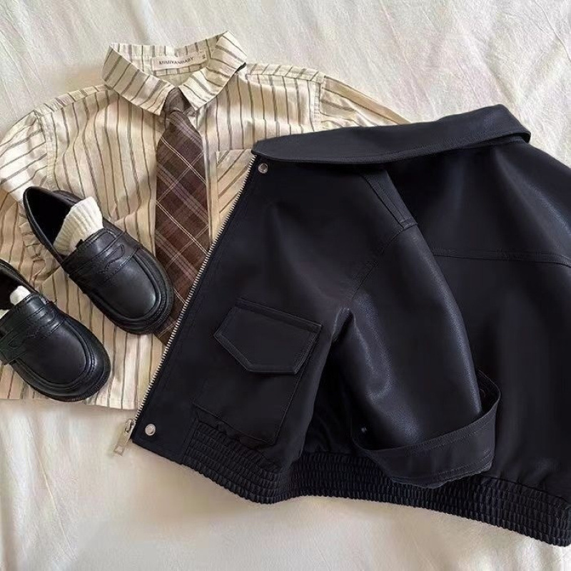 블랙 가죽 자켓 + 스트라이프 셔츠와 넥타이