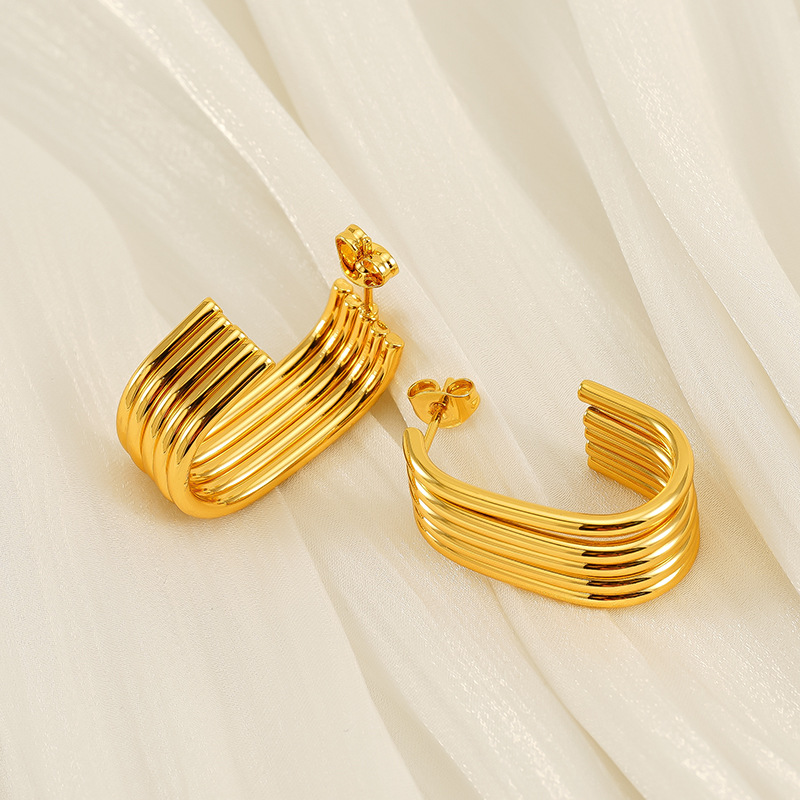 Diseño de nicho retro europeo y americano de alta gama, tiras de acero de titanio chapadas en oro y no decoloradas, pendientes irregulares de múltiples capas, pendientes para mujer