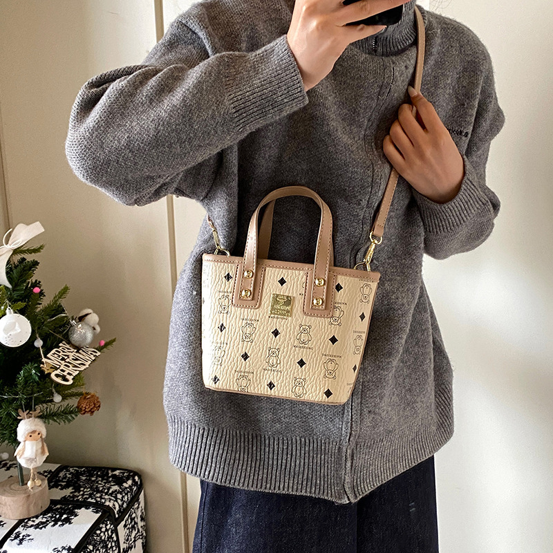 Bolso de cubo portátil 2024 Bolso popular de estilo caliente de este año para mujer, otoño e invierno, nuevo bolso de mensajero de moda para mujer