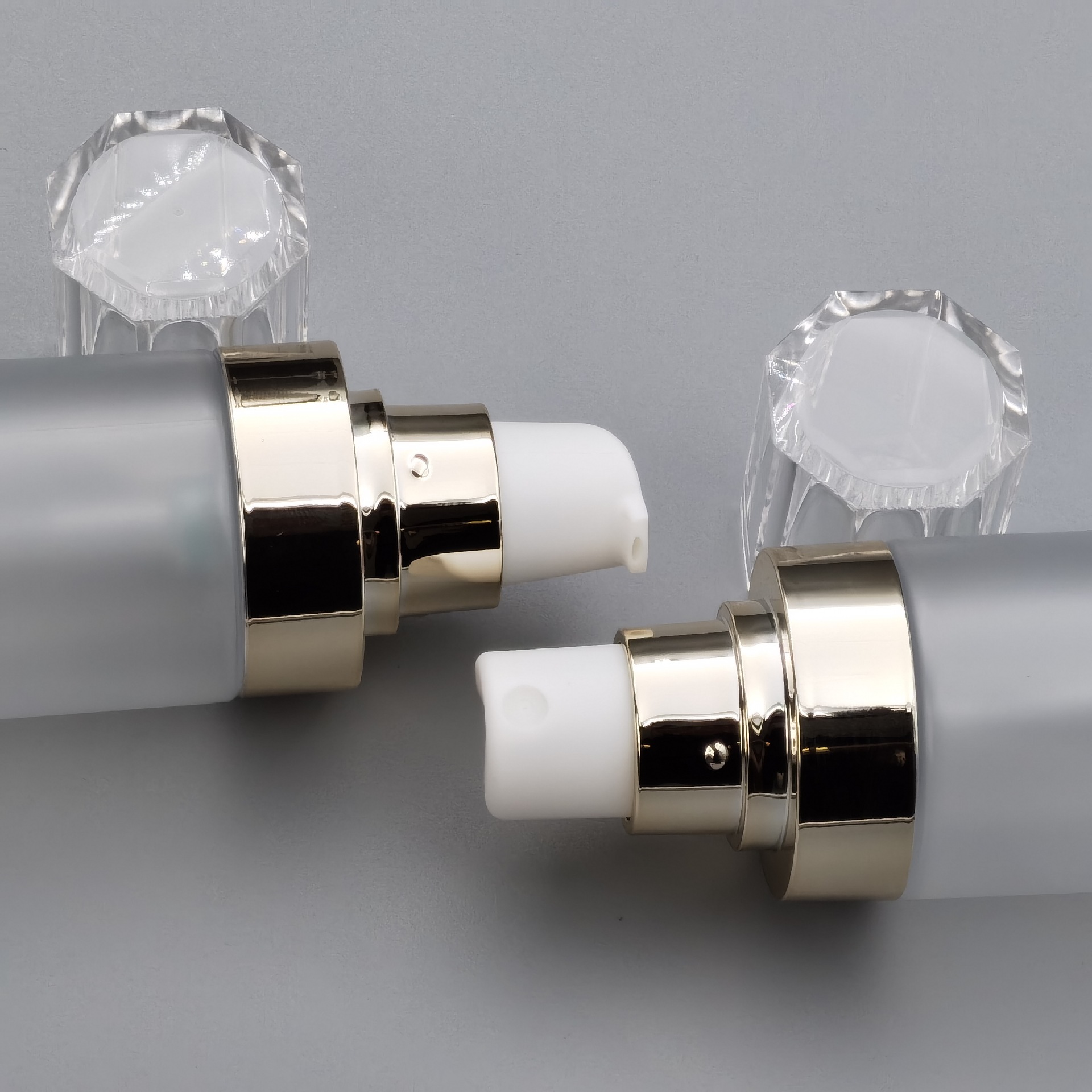 Inventario de alta gama 150ml oro galvanizado niebla fina transparente esmerilado botella de pulverización de oro cabeza de bomba de presión botella de plástico de emulsión