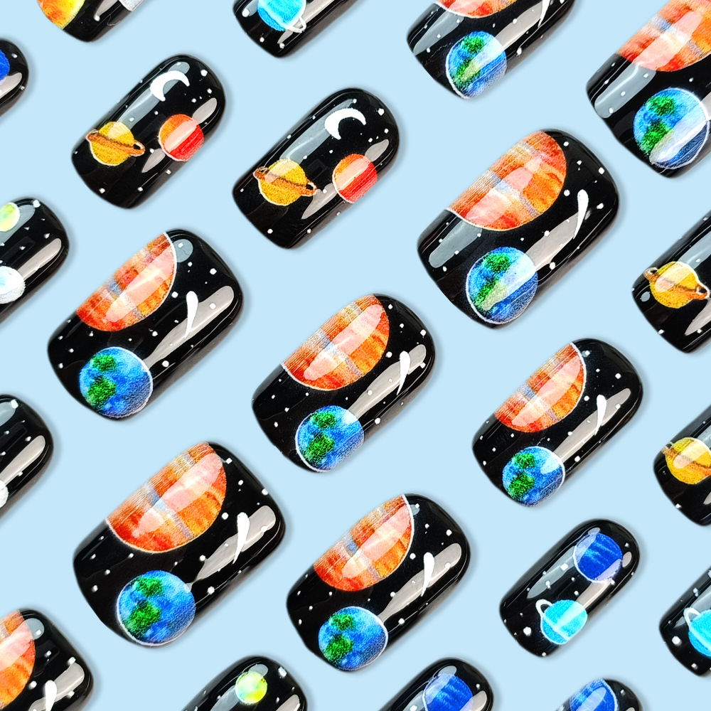 24 piezas dibujadas a mano planetas cosmos desgaste de uñas redondas oscuras parches de uñas de estrellas frescas de estilo corto de uñas falsas image 4