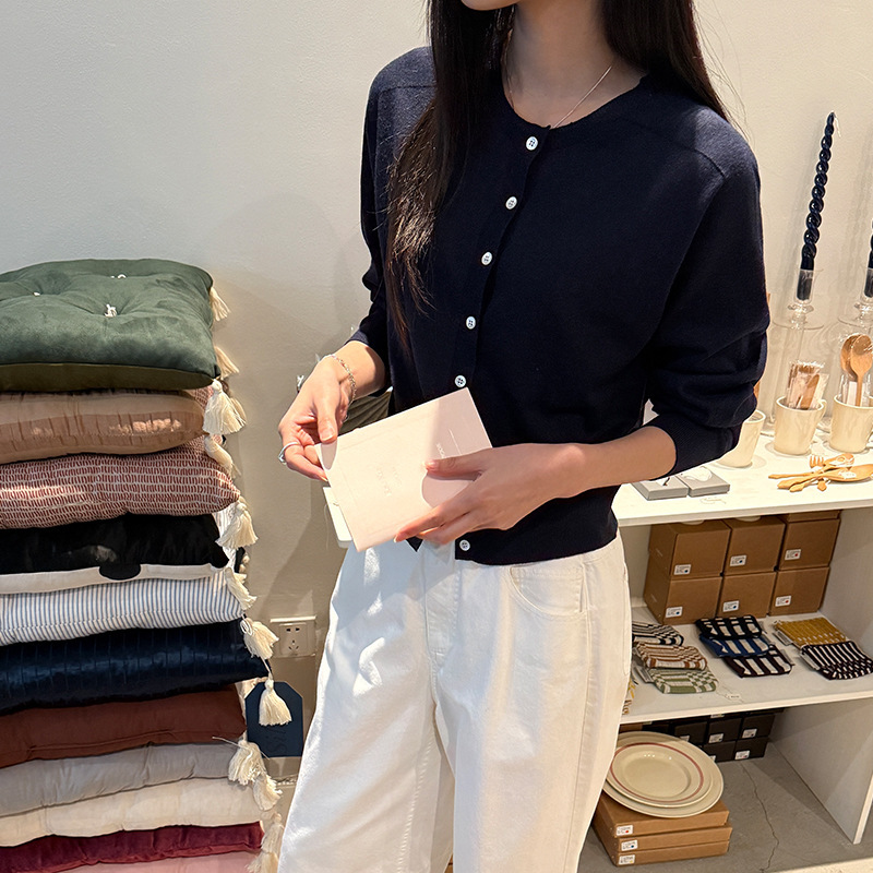 [Clearance, No Returns] Women's Korean-Style Autumn Seamless Fine Wool Skin-Friendly Knit Cardigan 19112