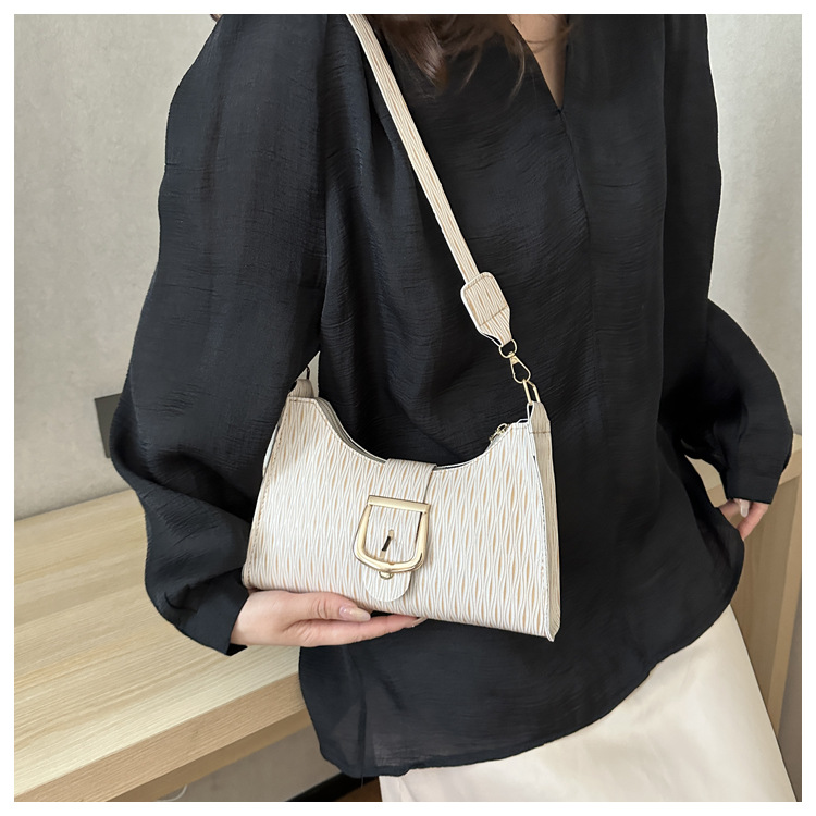 Women's Small Pu Leather Solid Color Elegant Classic Style Square Magnetic Buckle Shoulder Bag Crossbody Bag Underarm Bag display picture 4