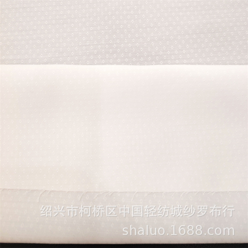 The Warmth of Cotton, the Stickiness, the Smoothness of Polyester and the Durability Are Perfectly Integrated into Men's and Women's Shirts and Pants in the Baby's Breath Jacquard