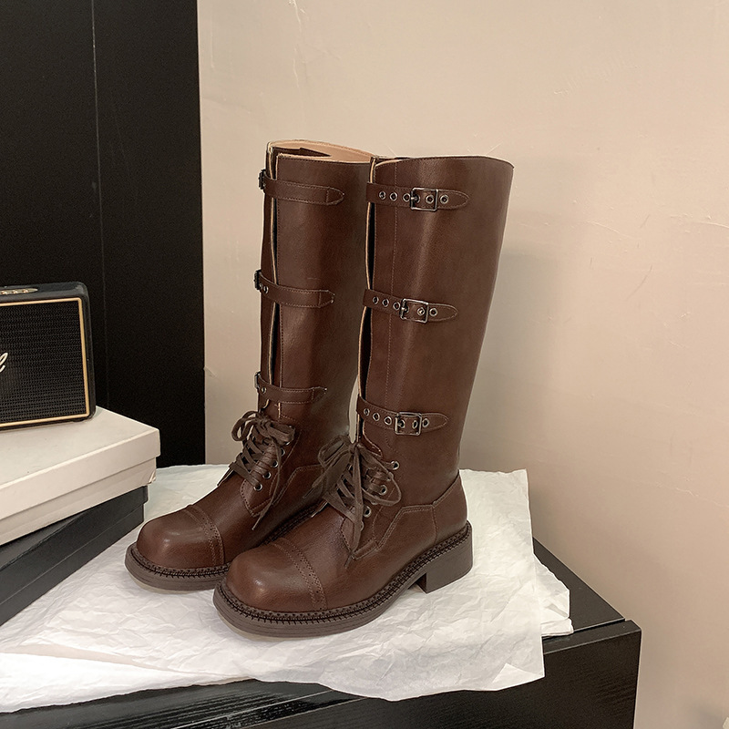 Nuevas botas de montar de otoño e invierno para mujer, estilo motociclista Miu, con hebilla de cuero a la moda, tacón grueso retro y caña media-alta.