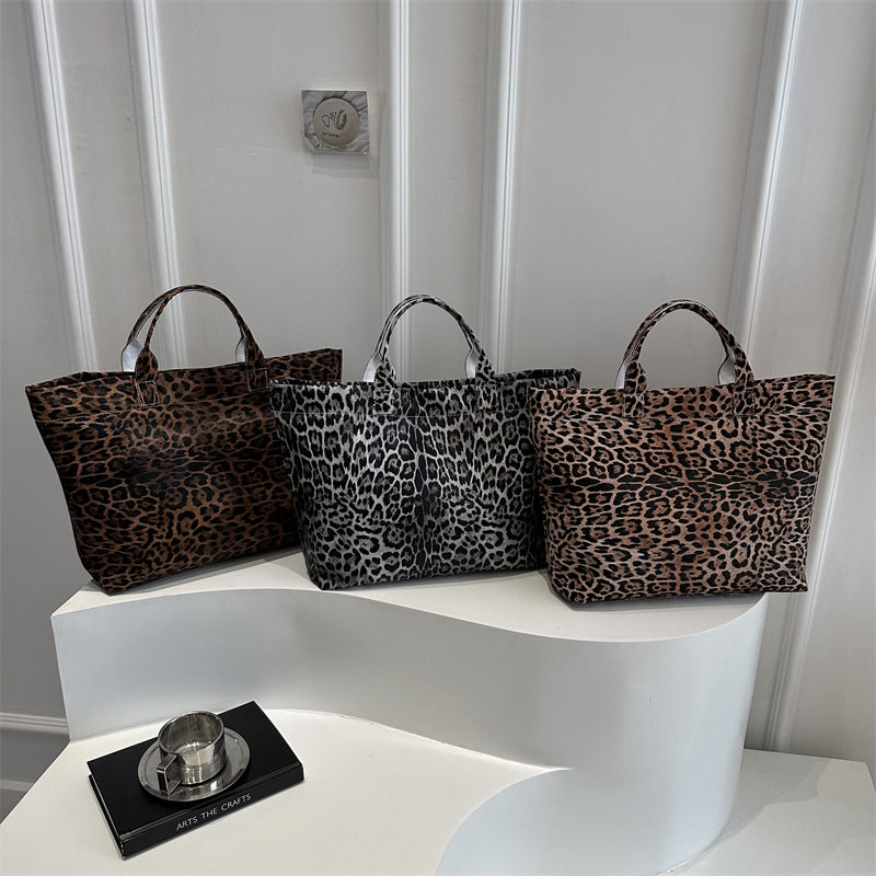 Transfronterizo 2025 nuevo estilo simple de moda de viaje portátil de hombro bolsa de mano para mujeres Europa y América retrógrado leopardo de gran capacidad de marea