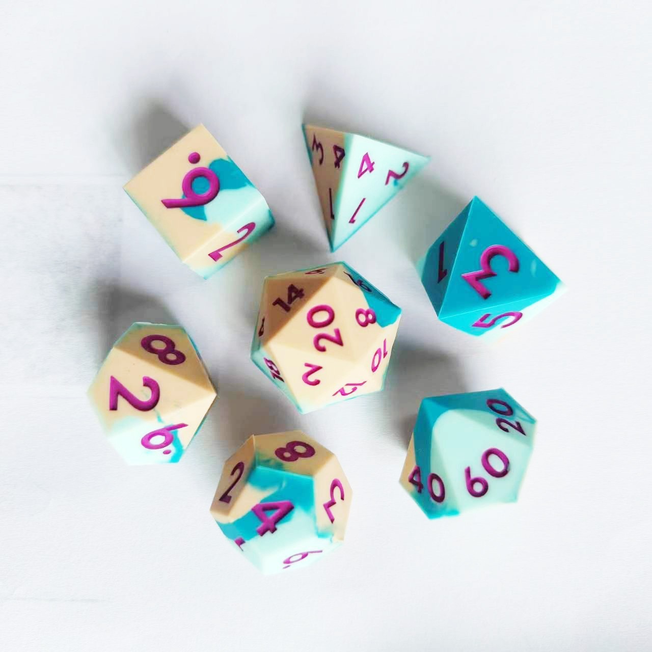 파란색과 흰색 실리콘-보라색 문자