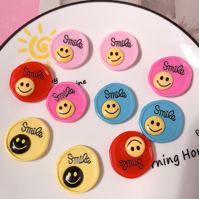 Resina sonriente creativa con cáscara de teléfono móvil agujero agujero zapatos llaveros taza de agua aislante DIY accesorios para el cabello caja de almacenamiento refrigerador