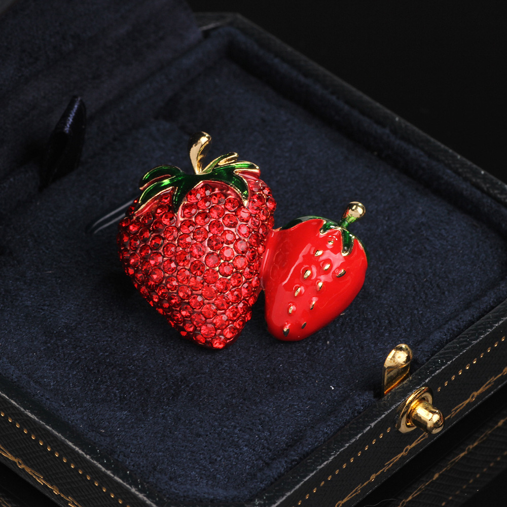 16g Weight Brooches Classification Holiday, Daily Occasion Rhinestone Material Strawberry Pattern All Seasons Season Women's Gender Plating Design Retro, Shiny Style Retro Shiny Pin Strawberry Rhinestone Plating Women's Brooches 8