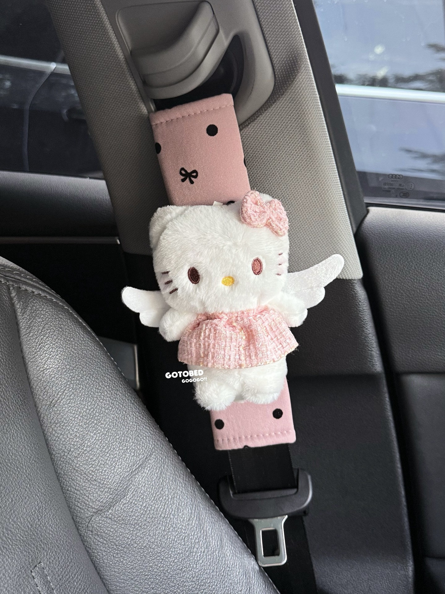 Car Seatbelt Shoulder Pads Are Comfortable and Breathable for Long-Distance Use, Providing Protection for the Shoulders and Neck, and Are an Essential Car Accessory