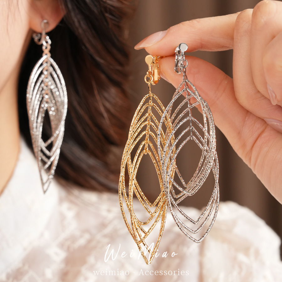 Oro multicapa hueco gancho de orejas sensación de alto nivel lujo ligero nicho sensación de diseño pendientes de orejas sin agujeros de orejas nuevas orejas para mujeres