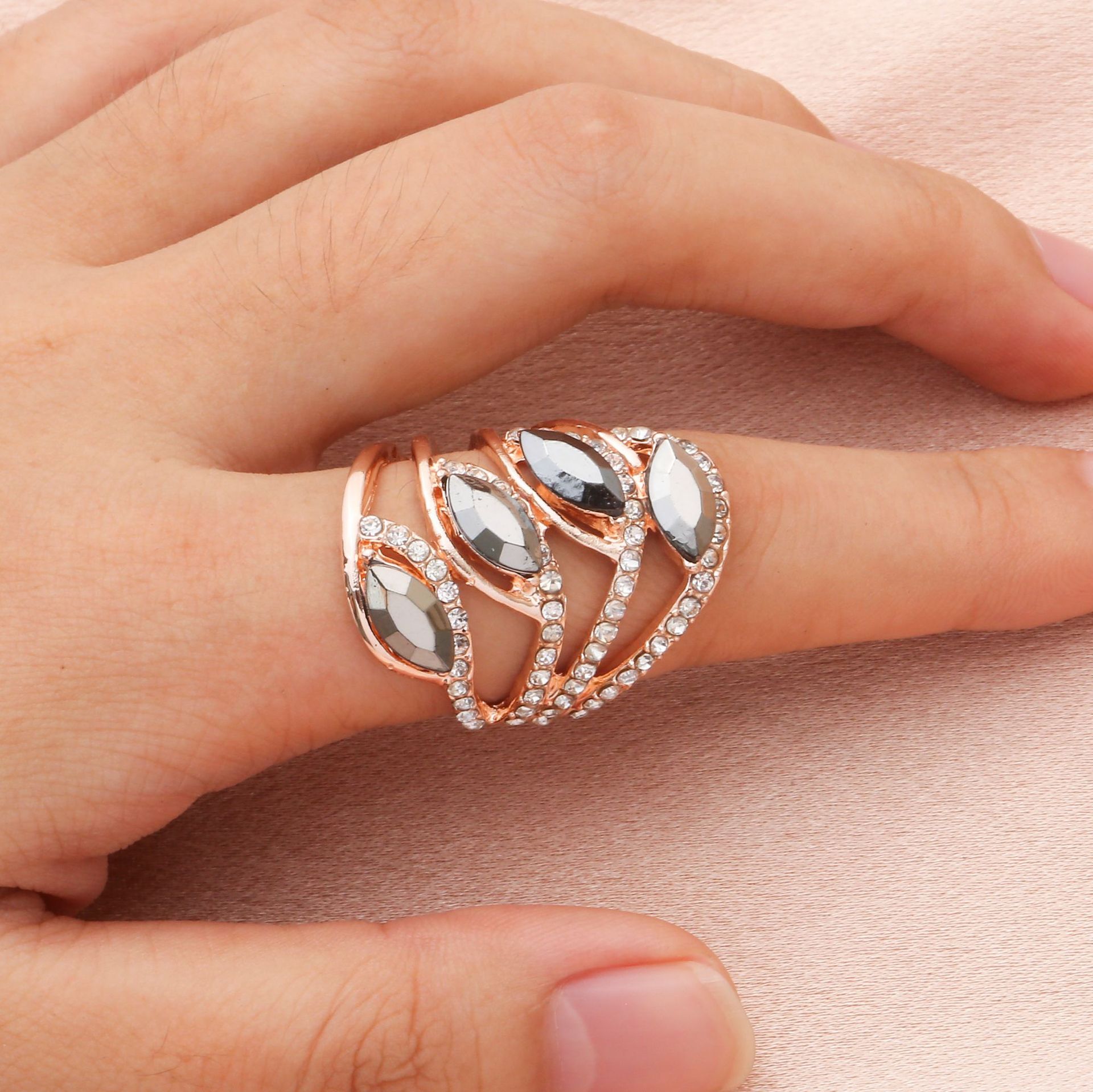 跨境爆款美人眼戒指女手饰电镀锌合金镶钻女士新款高级感饰品批发