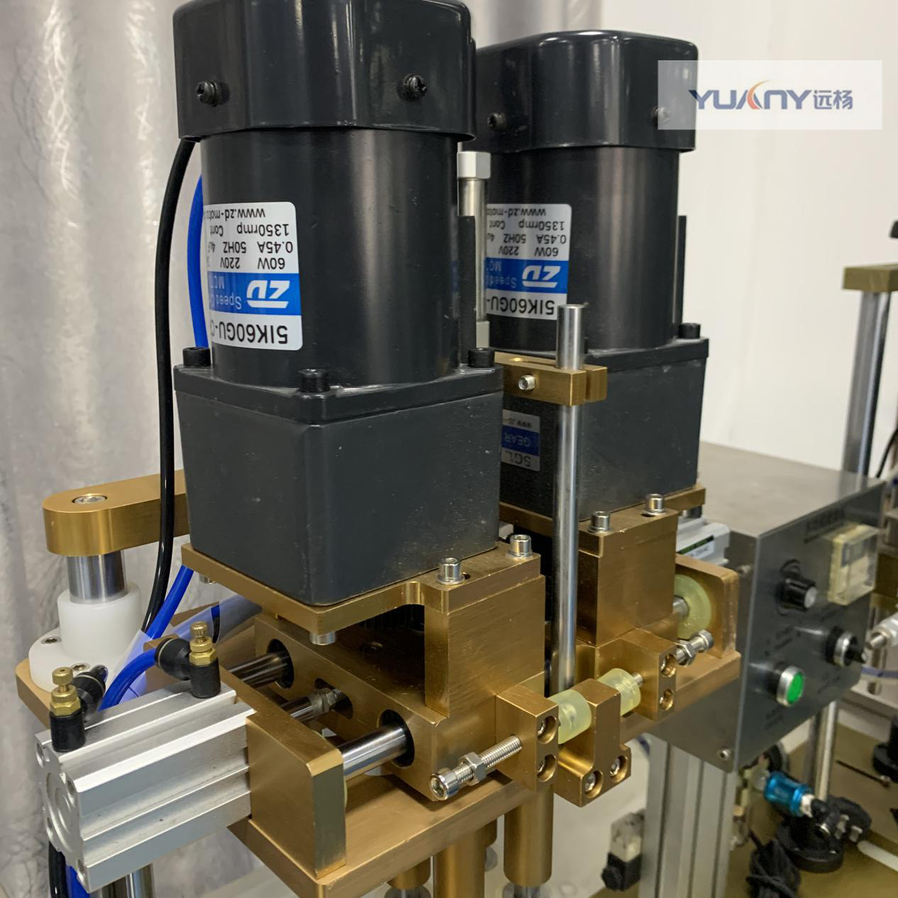 远杨机械小型半自动旋盖机塑料瓶拧盖机尖头盖搓盖机