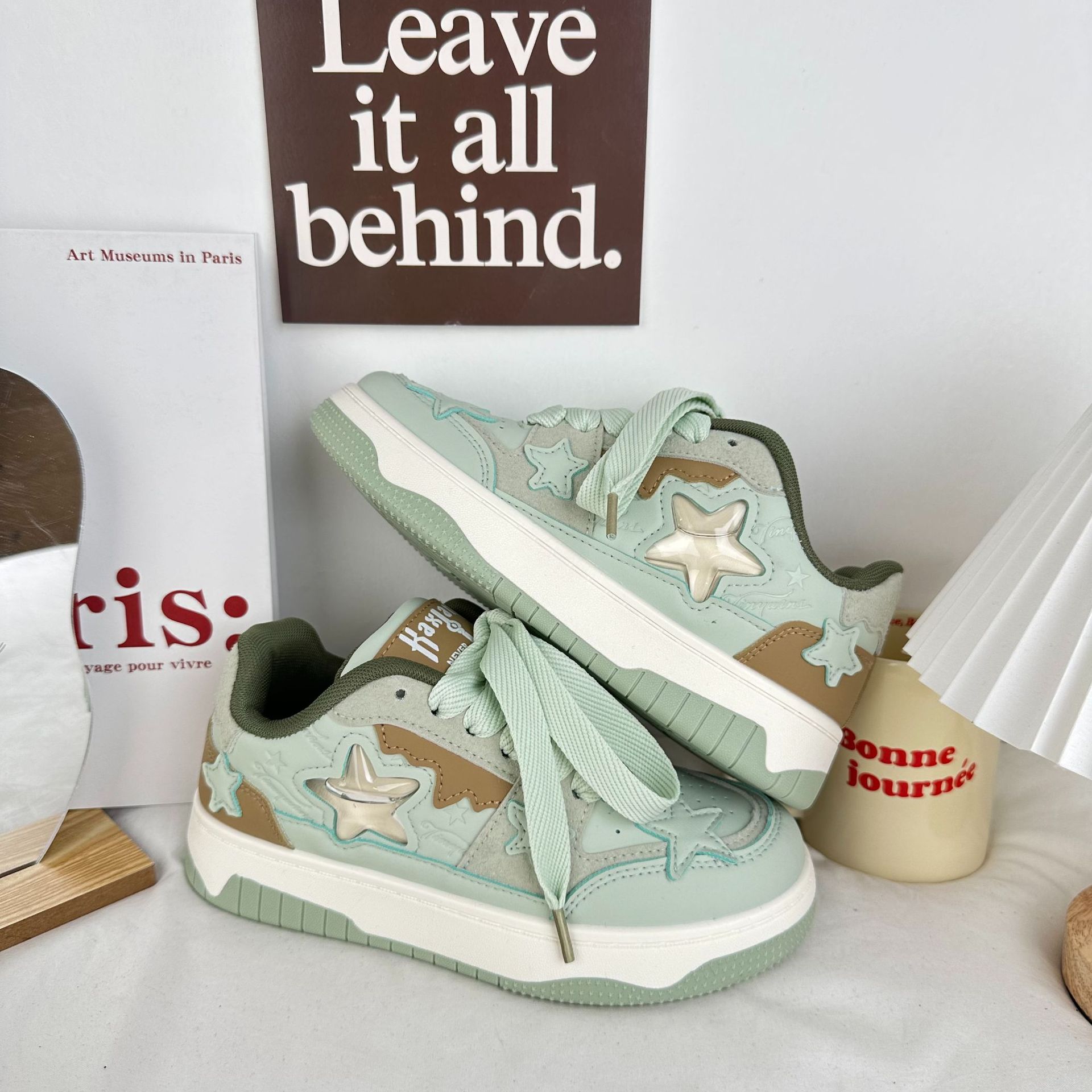 Zapatillas de plataforma baja estudiante 2024 nuevos zapatos de lona estrella versión coreana de zapatos casuales de todo fósforo para mujeres