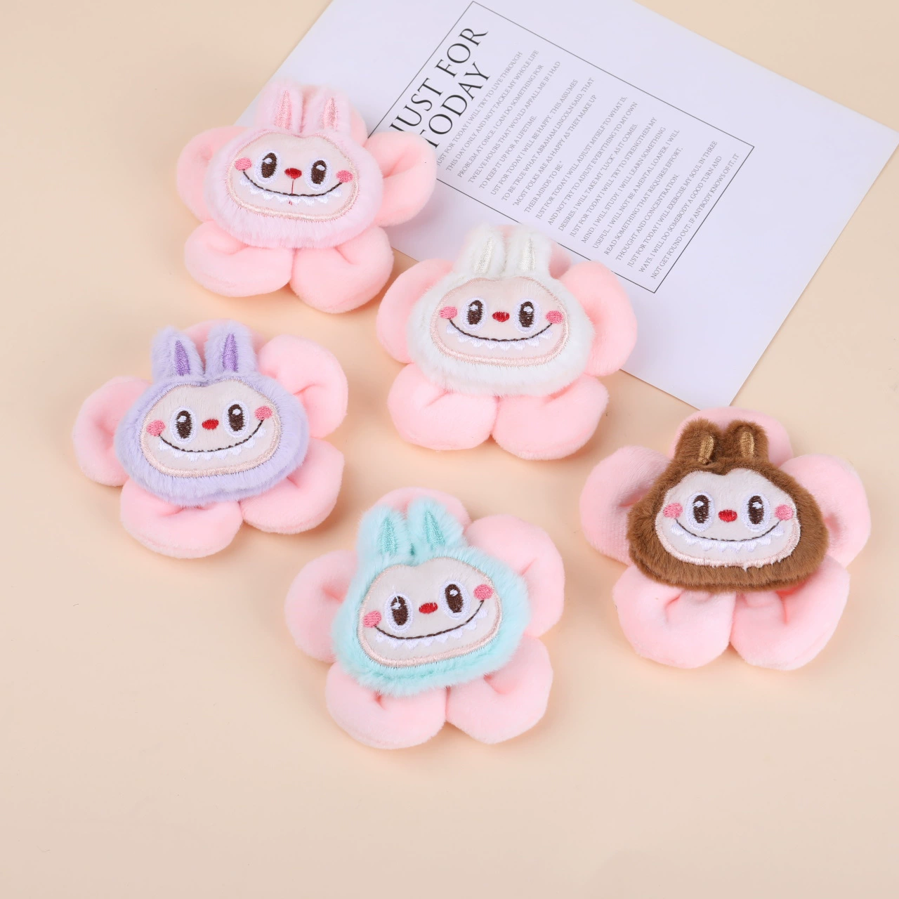 Мультяшный плюшевый взрыв Labubu ткань кукла милая брошь сумка подвеска одежда обувь носки аксессуары аксессуары