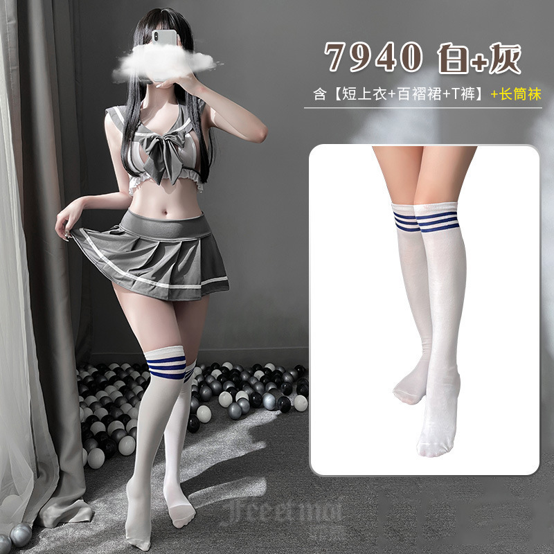 회색 정장 + 흰색 줄무늬 양말