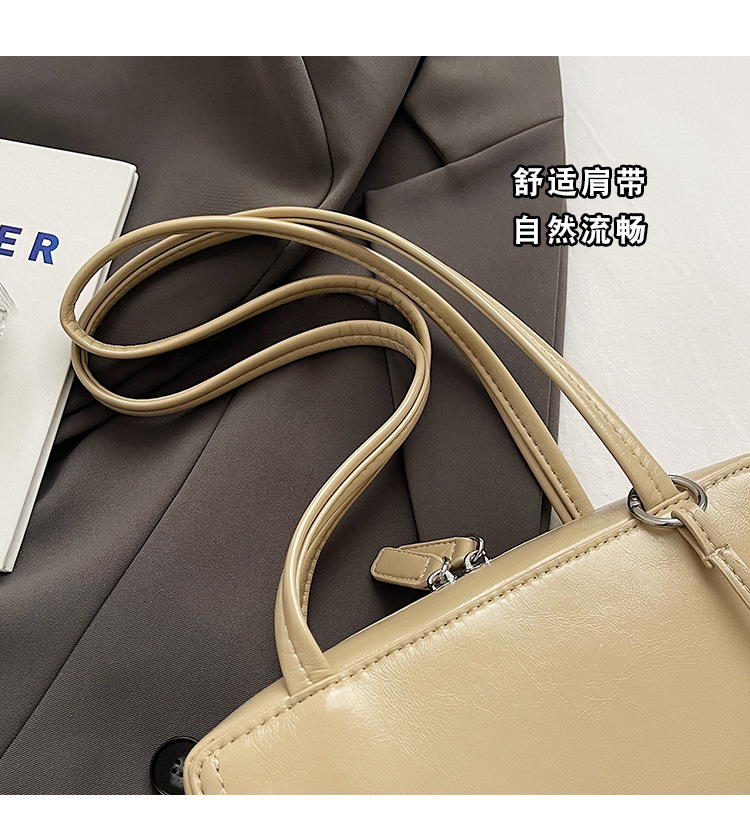 The 2024 new women's single-shoulder underarm bag is a simple and elegant commuting bag with a Korean-style niche design sense. It's a small square bag Application Scenario